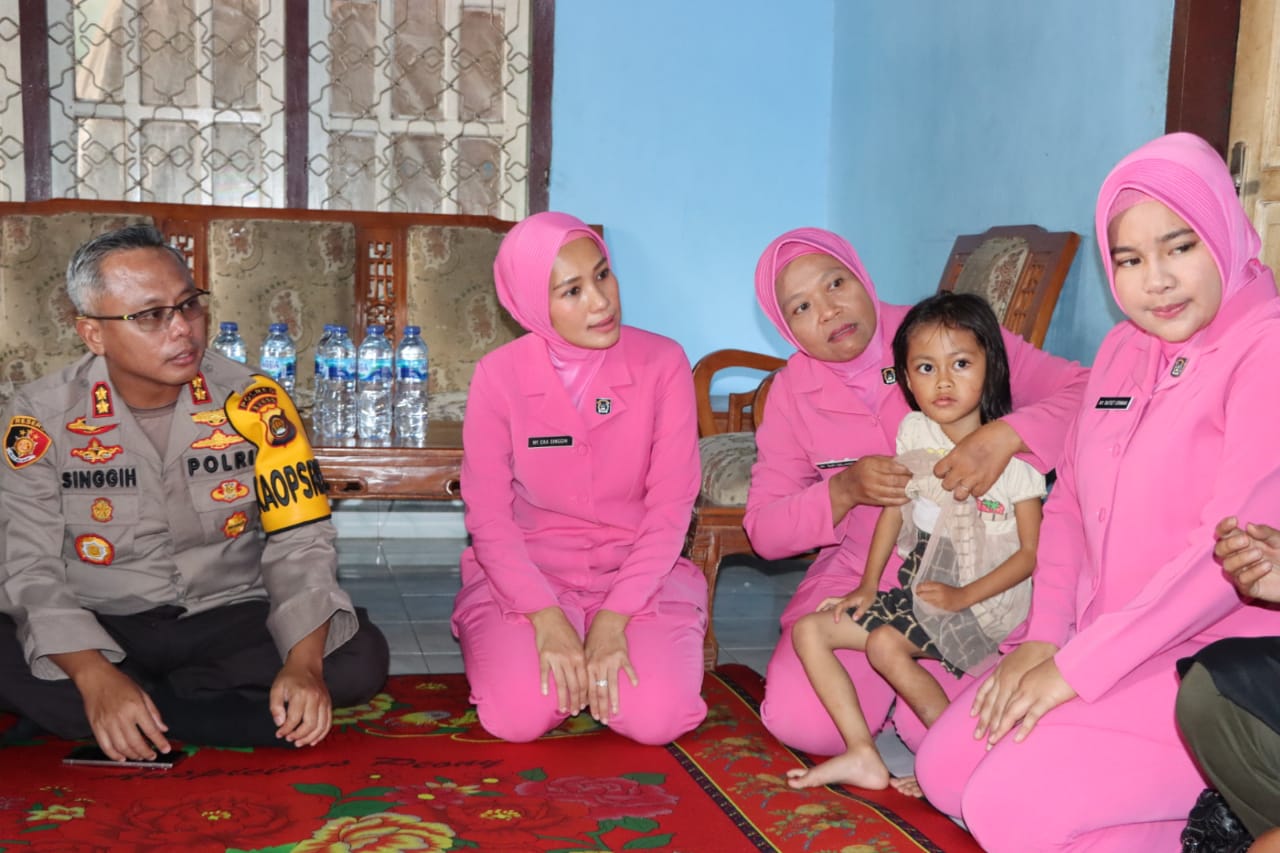 Kapolres Bungo Didampingi Ketua Bhayangkari Cabang Bungo Berikan Bantuan Kepada Siti Hafizah Balita Penderita Hirschsprung
