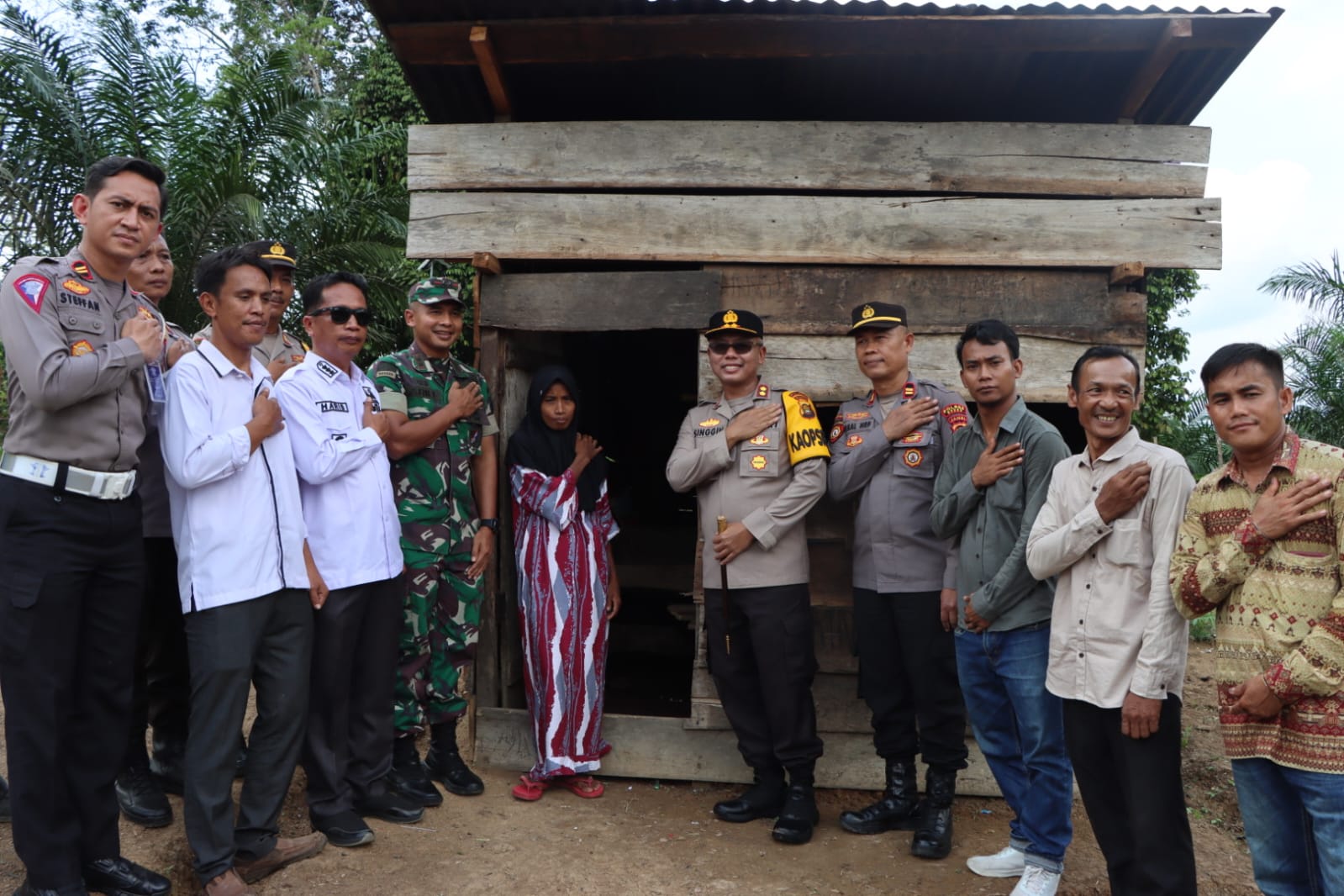 Hari Bhayangkara Ke-78 :Kapolres Bungo Dan Dandim 0416/BUTE Berikan Bantuan Ke Warga Kampung Lebuh