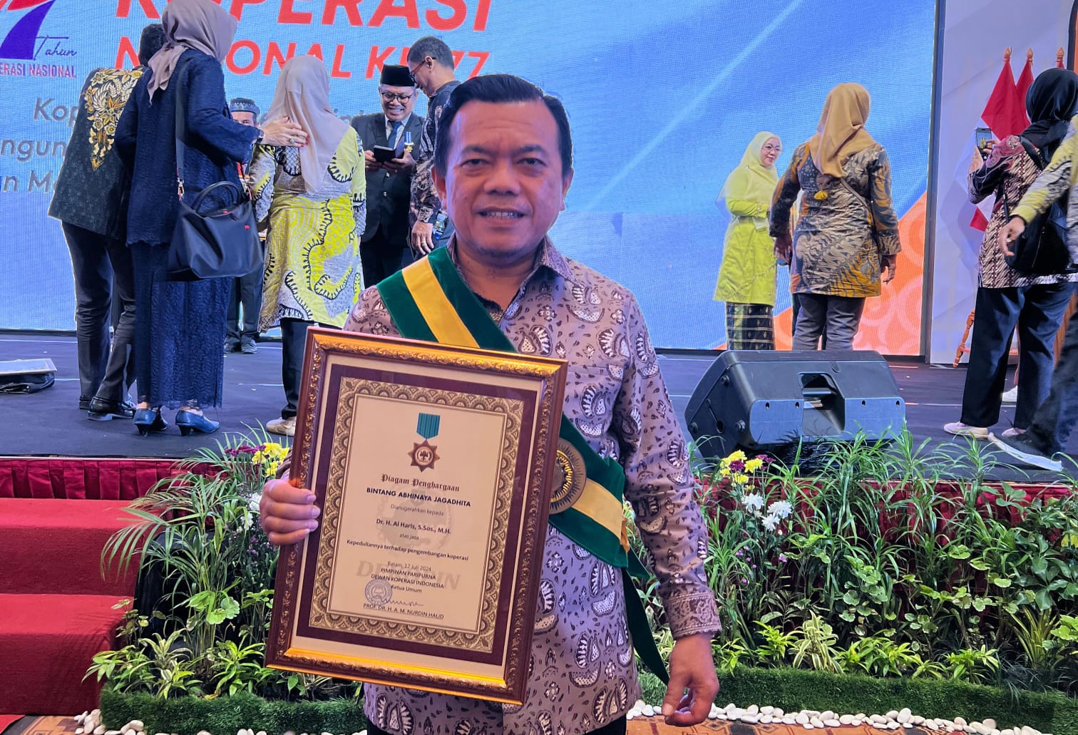 Gubernur Al Haris Terima Penghargaan Bintang Abhinaya Jagadhita dari Dekopin