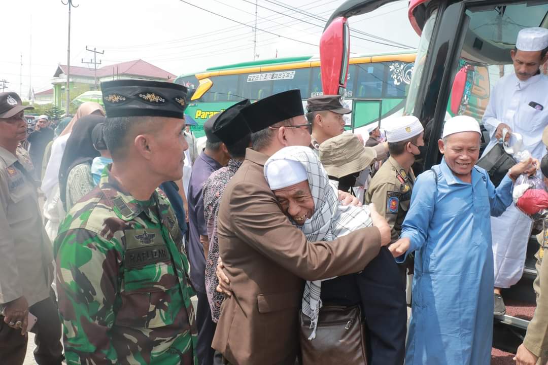 Disambut Hangat Pemerintah dan Keluarga, Jama’ah Haji Kloter 27 Asal Tanjab Barat Tiba di Kuala Tungkal