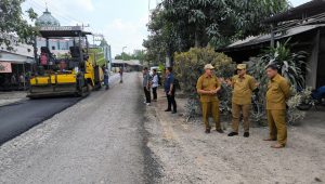 IMG-20240731-WA0003 Bupati Bersama Dinas PUPR Tanjabbar, Tinjau Pengerjaan Jalan Yang Telah Lama Rusak