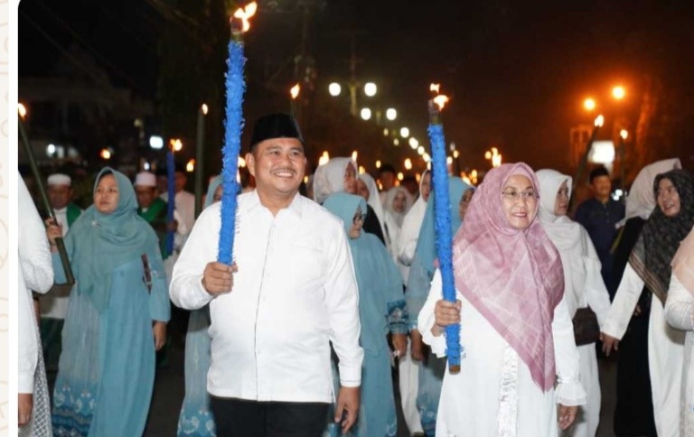 Sambut 1 Muharam1446 Hijriyah, Bupati Bungo H. Mashuri Bersama Masyarakat Mengikuti Pawai Obor