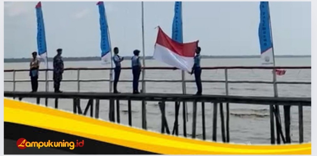 Unik TNI-AL Pos Kuala Tungkal Gelar Upacara Hut Ri di Kawasan Hutan Mangrove.
