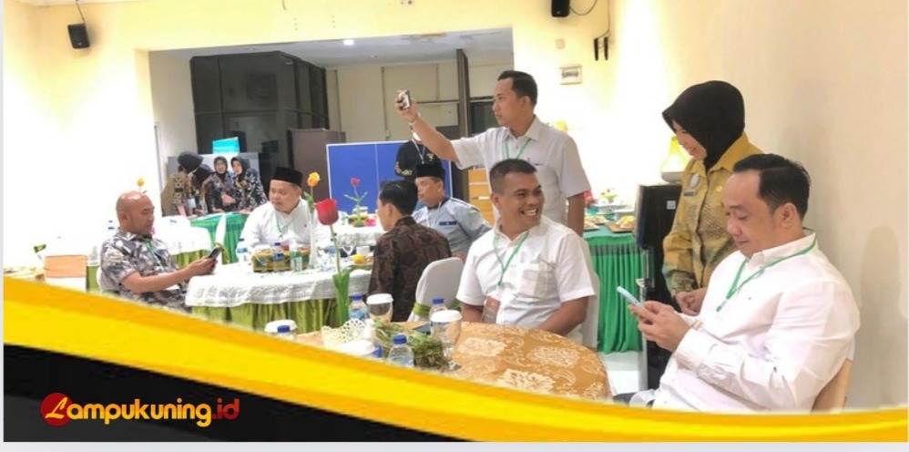 Kompak Pakai Kemeja Putih, Paslon Jumiwan Aguza-Maidani Sukses Selsaikan Tes Kesehatan di Hari Terakhir