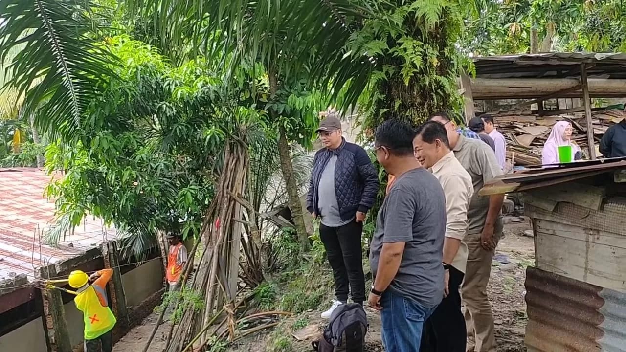 Gerak Cepat: Ketua DPRD Kota Jambi Tinjau Lokasi Pagar Warga yang Nyaris Roboh di SDN 30 Solok Sipin