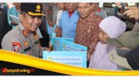 gambar-kapolres-bungo-berikan-bantuan-santunan Kapolres Bungo Dampingi Bupati H. Mashuri Berikan Bantuan Santunan Kepada Korban Kebakaran Pasar Bungur