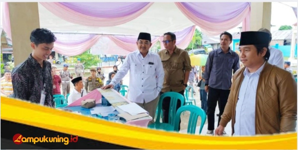 Bupati Tanjung Jabung Barat Tinjau Pelaksanaan Pemilihan Kepala Daerah 2024 di Beberapa TPS