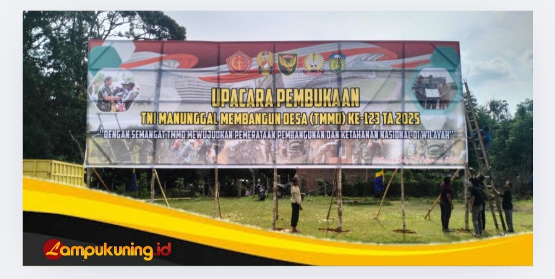 Banner Raksasa TMMD Kodim 0416/Bute Ke-123 Terbentang di Lapangan sSepak Bola Desa Teluk Kuali, Kecamatan Tebo Ulu