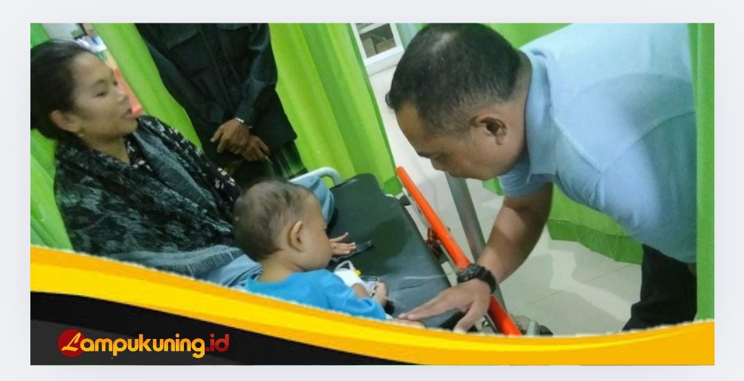 Empati Kepada Masyarakat, Ketua Komisi III DPRD Tanjab Barat Albert Chaniago Jenguk Pasien di RSUD.