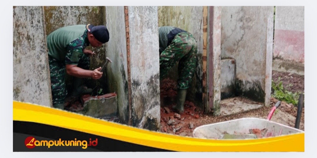 Personel Satgas TMMD Ke-123 Kodim 0416/Bute  Merehab MCK di lingkungan Madrasah Ibtidaiyah