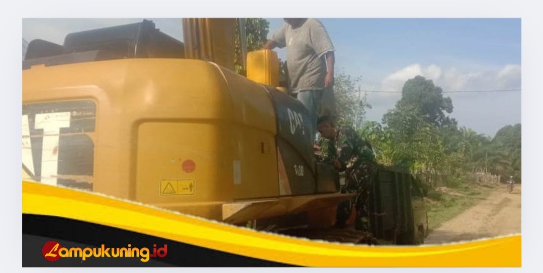 Rasa Kebersamaan Personel Satgas TMMD Ke-123 Kodim 0416/Bute Membantu Mengisi BBM Alat Berat