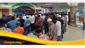 IMG_20250221_155712 Personel Satgas TMMD Ke-123 Kodim 0416/Bute Melaksanakan Sholat Jum'at Bersama Warga di Masjid Babussalam