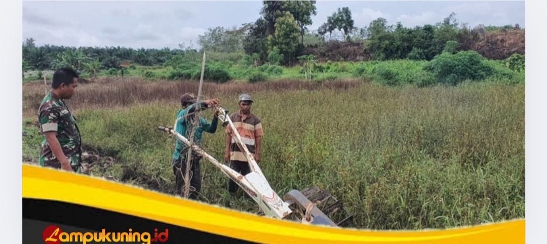 Anggota SatgasTMMD Ke-123 Kodim 0416/Bute Bersama Warga Membuka Lahan Ketahanan Pangan Terpadu Seluas 2 Hektar
