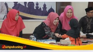 Peringati Isra Mir'aj, Ketua TP PKK Hj. Fadhilah Sadat Bagikan Perlengkapan Tas Sekolah kepada Anak Yatim