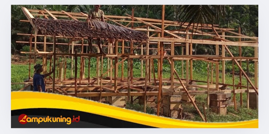 Anggota Satgas TMMD Ke-123 Kodim 0416/Bute Lanjutkan Pemasangan Atap Kandang Ternak 