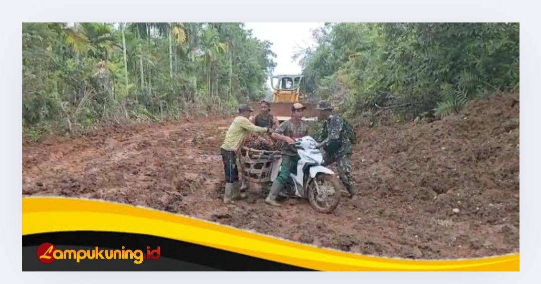 Kepedulian Anggota Satgas TMMD Ke-123 Kodim 0416/Bute Saat Membantu Seorang Petani Sawit Yang Motornya Terjebak Lumpur 