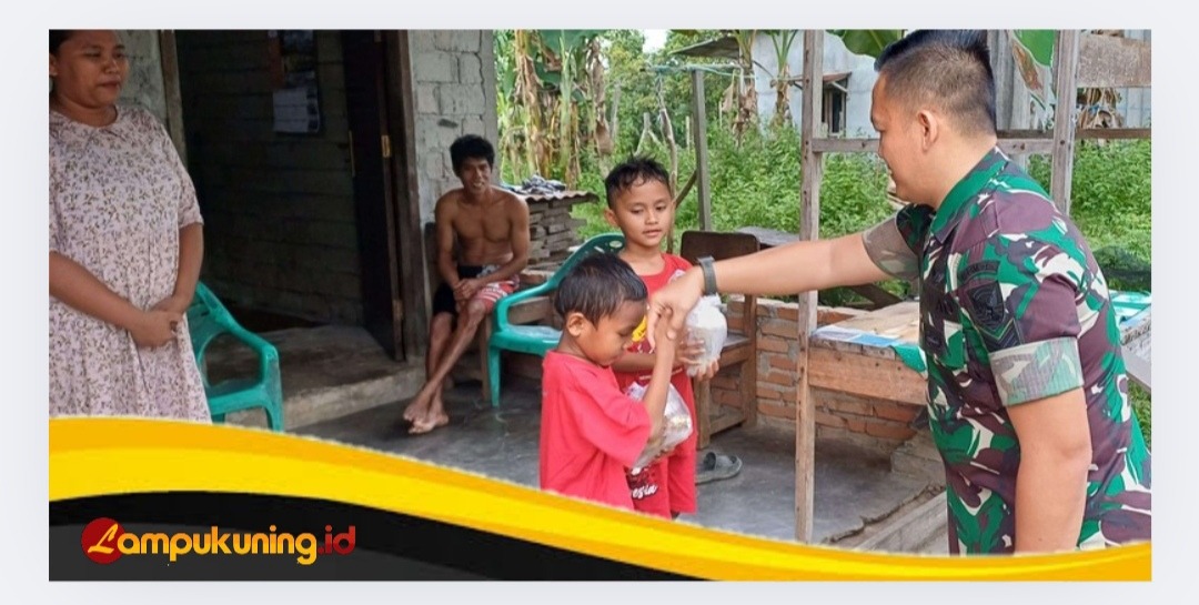 Ditengah Kesibukannya Anggota Satgas TMMD Ke- 123 Kodim 0416/Bute Tidak Lupa Berbagi Takjil ke Masyarakat 