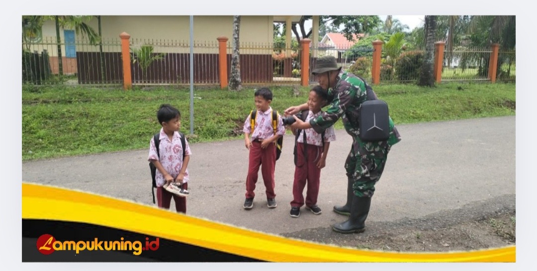 Disela Kesibukannya Pelda Rudi Mengenalkan dan Mengajari Anak Anak di Lokasi TMMD 123 Kodim 0416/Bute
