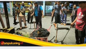 Aksi Bersih-Bersih Malam Hari, Bupati Anwar Sadat: Demi Kota yang Sehat dan Bebas Banjir