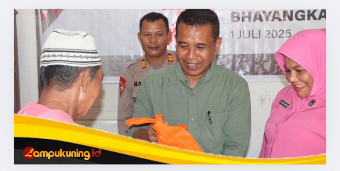 Kapolres Bungo AKBP Natalena Eko Cahyono Bersama Ketua Bhayangkari Cabang Bungo Bagikan Paket Sembako