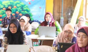 Pemanfaatan AI untuk Pembelajaran: Tim Pengabdian Kepada Mayarakat FKIP Universitas Jambi Gelar Workshop Inovatif untuk MGMP IPA Gugus 1 Muaro Jambi 2 Salah Satu Peserta Mengutarakan Pertanyaan pada Sesi Diskusi