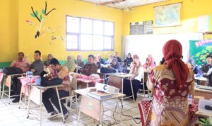 Pemanfaatan AI untuk Pembelajaran: Tim Pengabdian Kepada Mayarakat FKIP Universitas Jambi Gelar Workshop Inovatif untuk MGMP IPA Gugus 1 Muaro Jambi 1 Antusias Peserta saat Mengikuti Workshop
