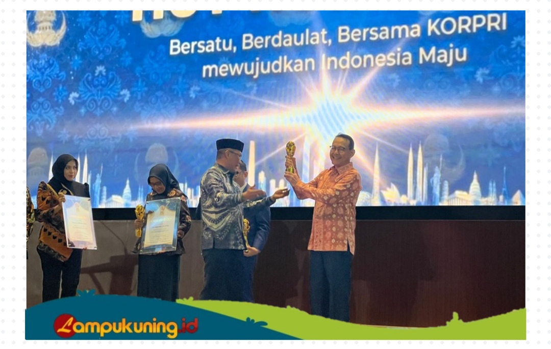 Perintis lahirnya BPJS Kesehatan, Fachmi Idris, Menerima Penghargaan Life Achievement KORPRI Award