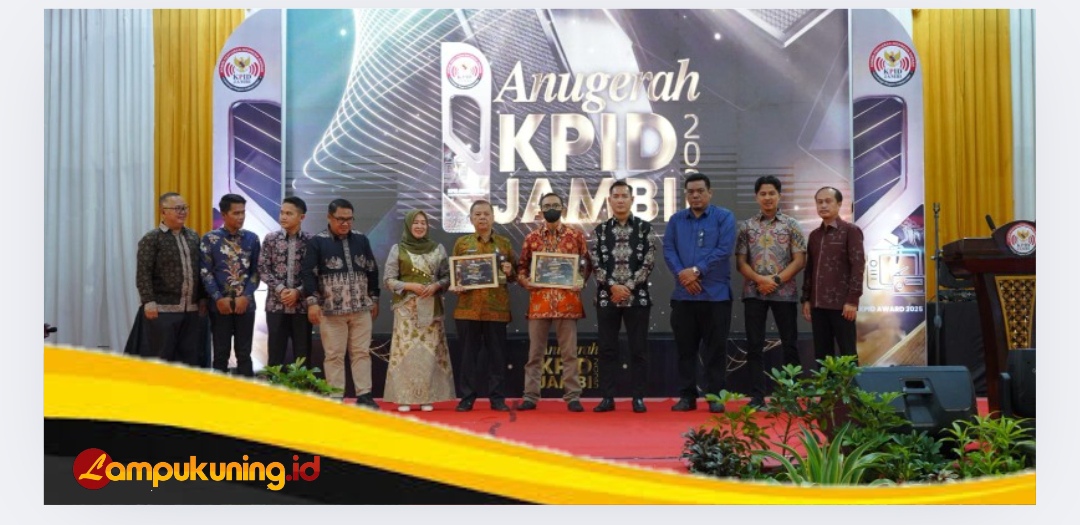 Hj. Hesti Haris Terima Penghargaan Life Achievement pada Anugerah KPID Jambi 2025