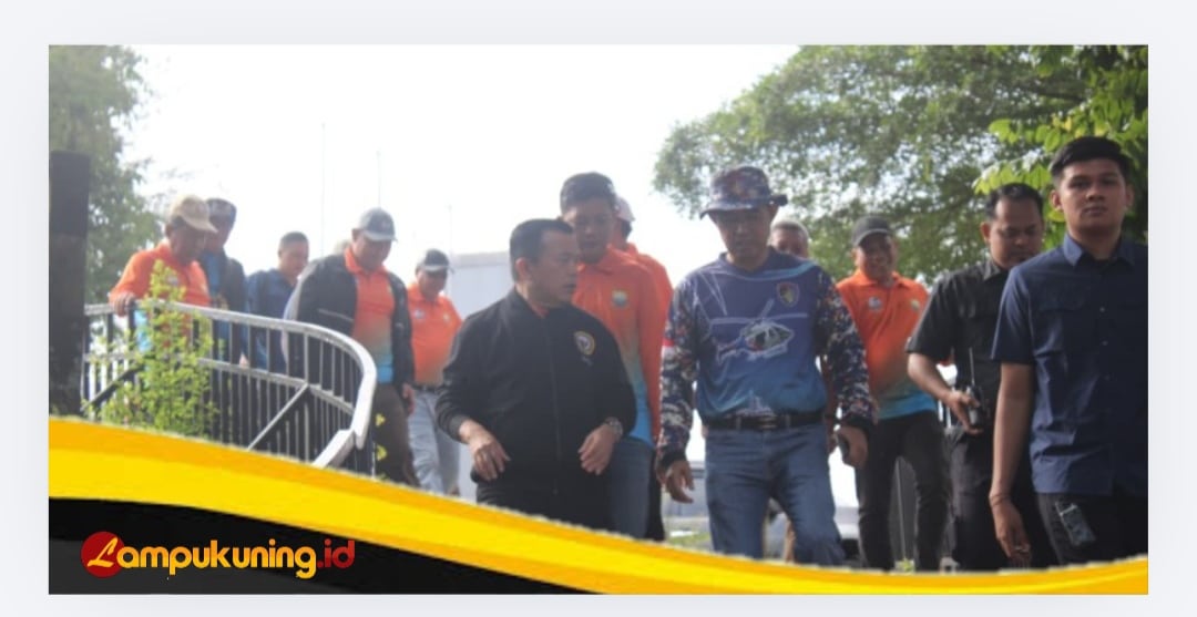 Gubernur Al Haris Buka Lomba Pacu Perahu, Multiplayer Sungai Batanghari Bersih, Dukung Ekonomi Masyarakat 1 Gubernur Al Haris Buka Lomba Pacu Perahu, Multiplayer Sungai Batanghari Bersih, Dukung Ekonomi Masyarakat