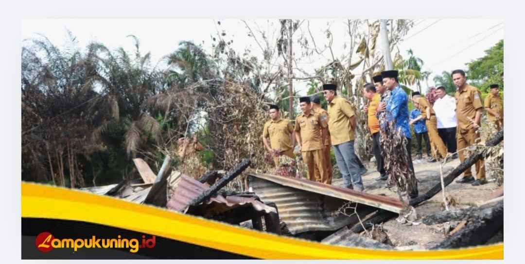 Bupati Tanjabbar Tinjau Lokasi Kebakaran Sekaligus Salurkan Bantuan Kepada Warga Terdampak.