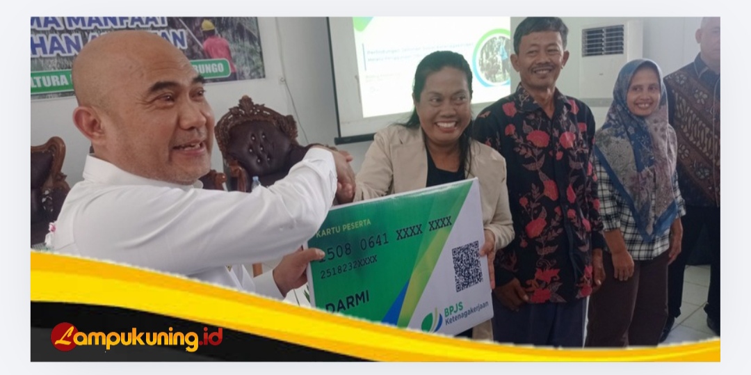 Bupati Bungo H.Dedy Putra Menyerahkan Kartu BPJS Ketenagakerjaan dan Alsintan