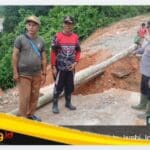 Kapolsek Tanah Tumbuh AKP Iqbal Harahap Melakukan Pengecekan Tanah Longsor di Dusun Renah Jelmu