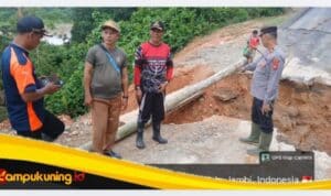 IMG_20260329_210817 Kapolsek Tanah Tumbuh AKP Iqbal Harahap Melakukan Pengecekan Tanah Longsor di Dusun Renah Jelmu