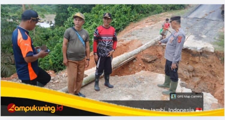 Kapolsek Tanah Tumbuh AKP Iqbal Harahap Melakukan Pengecekan Tanah Longsor di Dusun Renah Jelmu