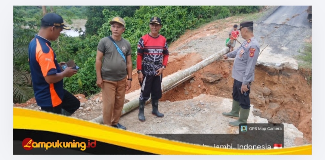 Kapolsek Tanah Tumbuh AKP Iqbal Harahap Melakukan Pengecekan Tanah Longsor di Dusun Renah Jelmu