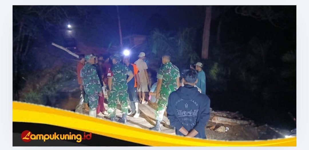 Tanggap Bencana, Danramil Tanah Tumbuh Bersama Warga dan Forkopimcam Gotong Royong Bangun Jembatan Darurat Hingga Malam Hari