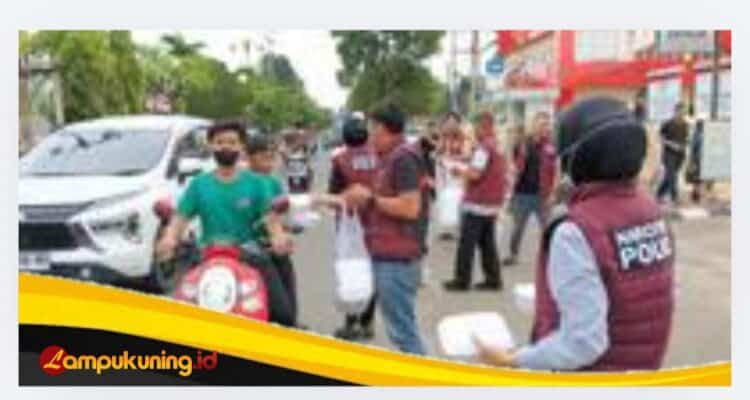 Satresnarkoba Polres Bungo Berbagi Takjil untuk Masyarakat di Bulan Ramadhan