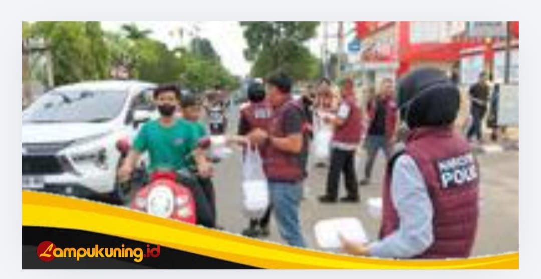 Satresnarkoba Polres Bungo Berbagi Takjil untuk Masyarakat di Bulan Ramadhan