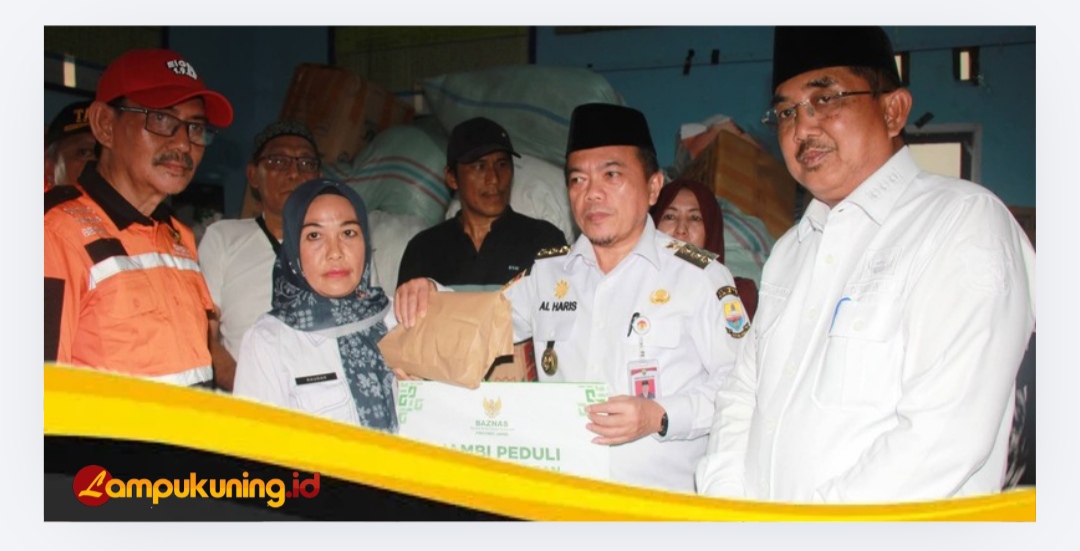 Gubernur Jambi dan Bupati Tanjab Barat Tinjau Lokasi Kebakaran Teluk Nilau, Salurkan Bantuan dan Perkuat Pemulihan.