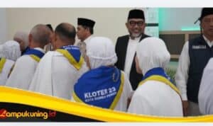 Sekretaris Daerah Provinsi Jambi, Sudirman secara resmi melepas 445 Jamaah Calon Haji (JCH) Kloter BTH 23