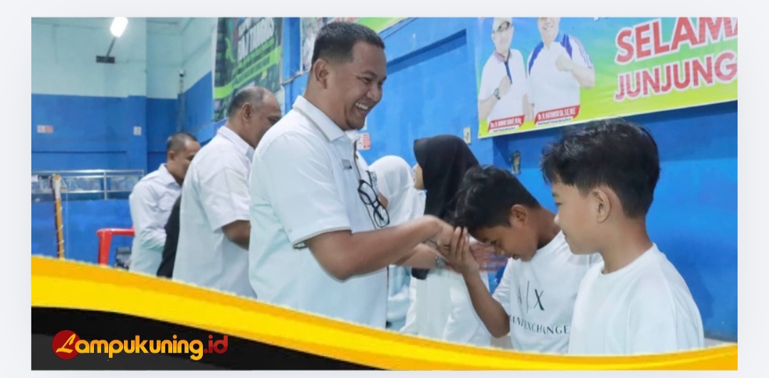 Lepas Kontingen PBSI Tanjab Barat ke PB Pratama Open Jambi 2026, Sekda Hermansyah Dorong Atlet Raih Prestasi dan Harumkan Nama Daerah.