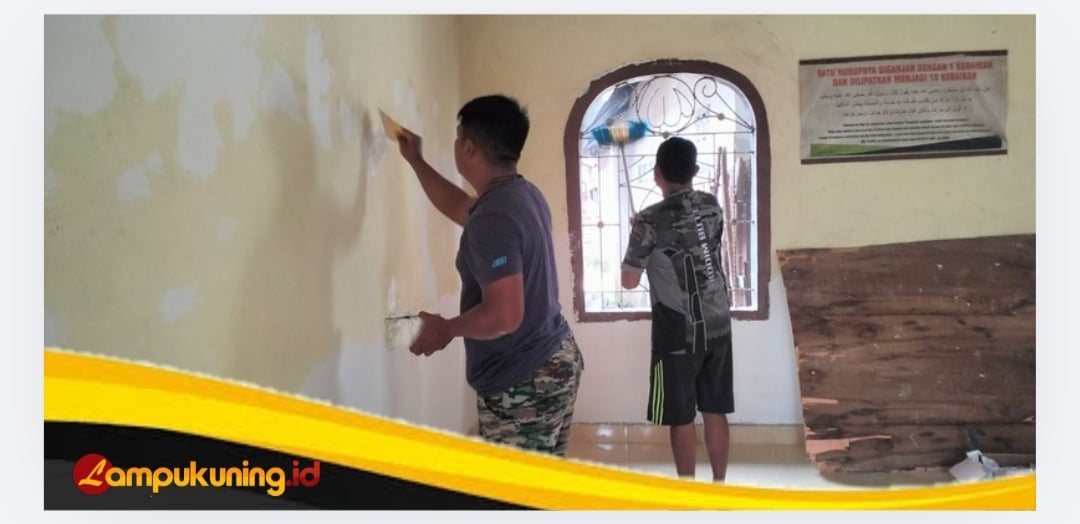 Semangat Gotong-Royong Personel TMMD Ke-129 Bersama Warga Kerjakan Dinding Mushola Al-Hikmah