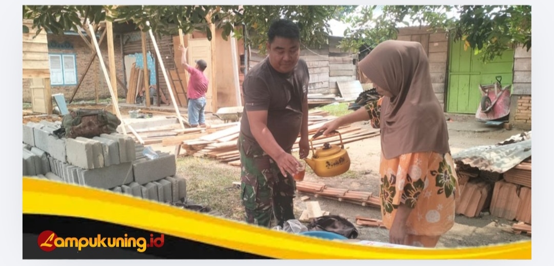 Seceret Teh Hangat Ibu Upik Mewarnai Kebersamaan Masyarakat dengan Satgas TMMD Ke-129 Kodim 0416/Bute