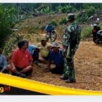 Waktu Senggang, Serka Tohirin Anggota Satgas TMMD Ke-129 Kodim 0416/Bute Sempatkan Diri Bersilaturahmi dengan Warga