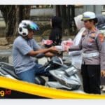JUMAT BERKAH! Polres Bungo dan Kejari Bungo Berbagi di Depan Kantor Kejaksaan, Warga Antusias Terima Paket Makanan