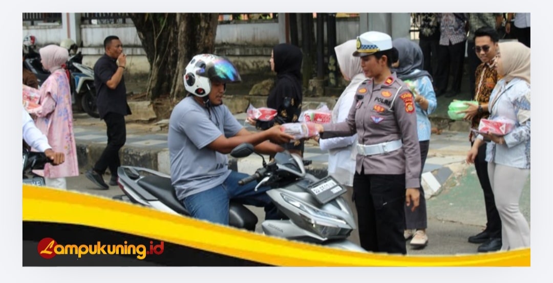 JUMAT BERKAH! Polres Bungo dan Kejari Bungo Berbagi di Depan Kantor Kejaksaan, Warga Antusias Terima Paket Makanan