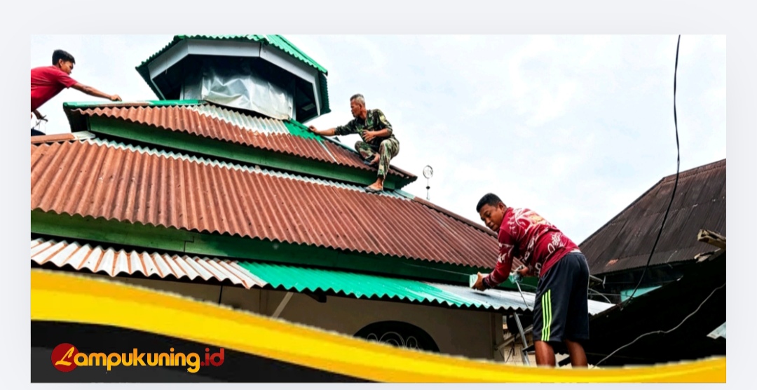 Teriknya Matahari Tidak Menyurutkan Semangat Satgas TMMD Ke-129 Kodim 0416/Bute Merehab Langgar Al -Hikmah
