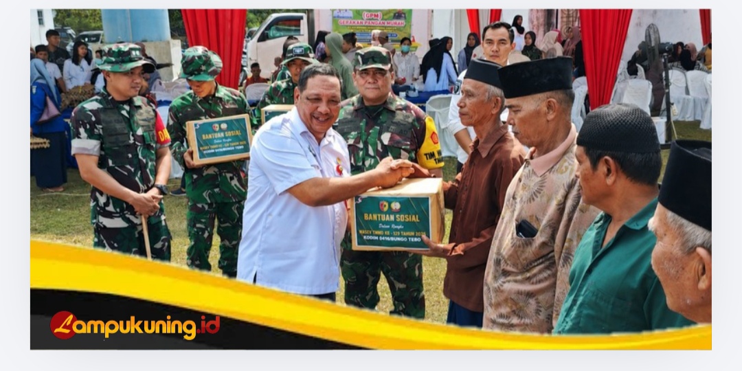 Tim Wasev TMMD Ke-129 Lakukan Aksi Sosial Bagikan Paket Sembako Ke Warga Desa Tanjung Agung