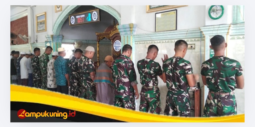 Disela Kesibukan Personel Satgas TMMD Ke-129 Kodim 0416 Sholat Berjamaah Bersama Masyarakat