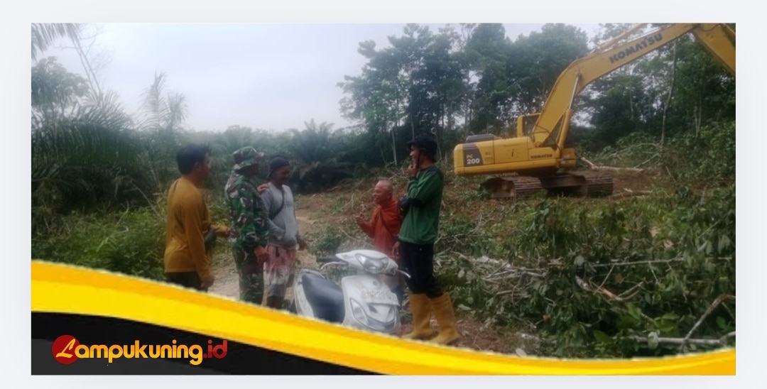 Pembukaan Badan Jalan Oleh Satgas TMMD Ke-129 Warga Desa Bersyukur Jalan Menuju Kebun Lebih Lebar.